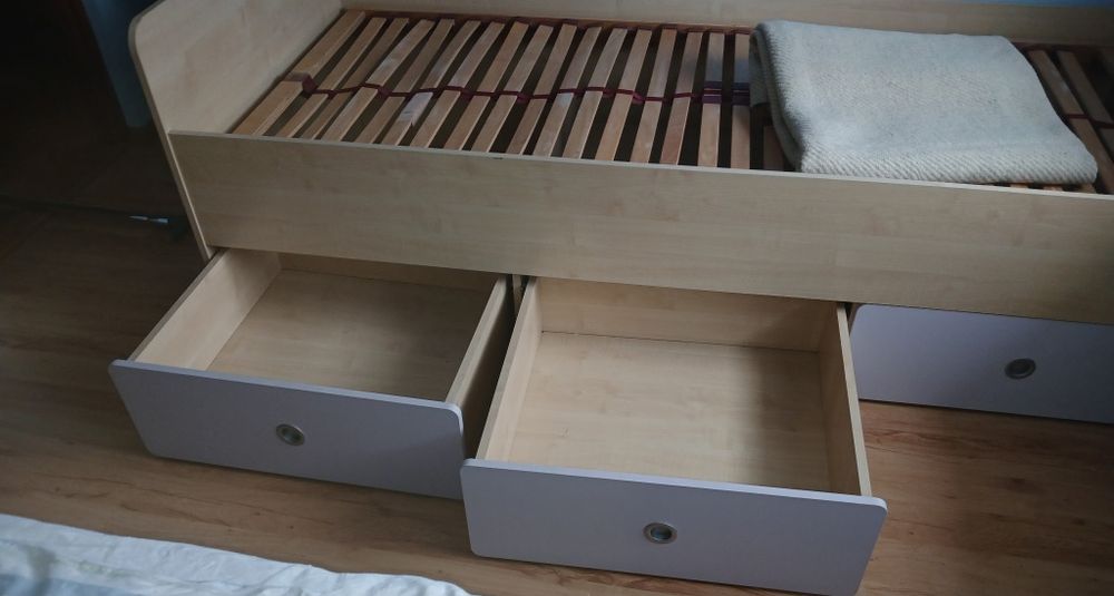 Łóżko b.d stan ze stelażem