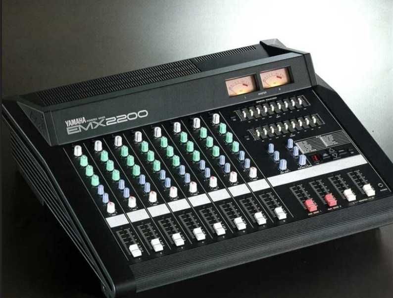 Mesa Amplificada - Yamaha EMX 2150 (8 canais XLR)