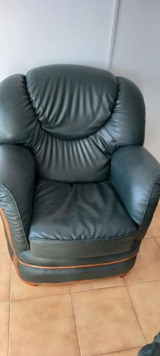 Sofá 3 lugares + 2 sofás 1 lugar em pele verde em Muito Bom Estado