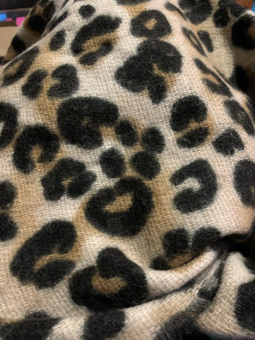 Мʼякий ,теплий шарф -накидка  з леопардовим принтом