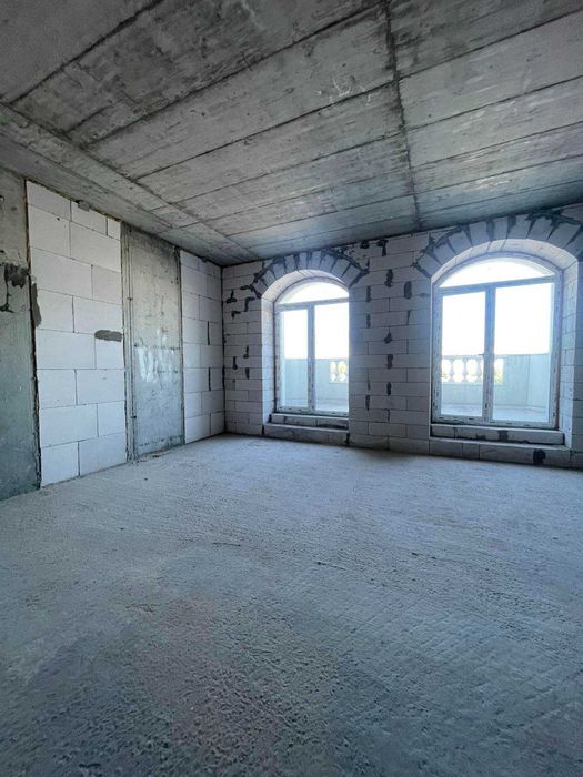 Продам 2-кімн. квартиру в ЖК Гімназист. Без ремонту. Велика тераса. Вихід з вітальні та спальні. 7 поверх. 83м.