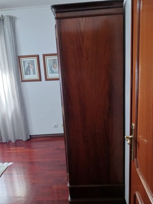 Roupeiro de madeira maciça com 4 portas