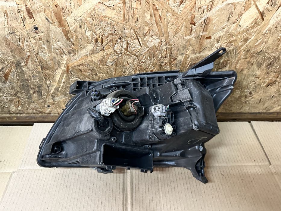 Передня права фара Тойота  Авенсіс Т25 Toyota Avensis II T25 2003-2006