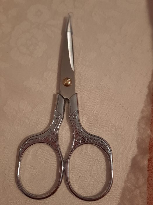 Tesoura de Costura pequena para bordados ou recortes detalhados
