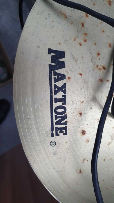 Музичні тарілки MAXTONE на стійці.