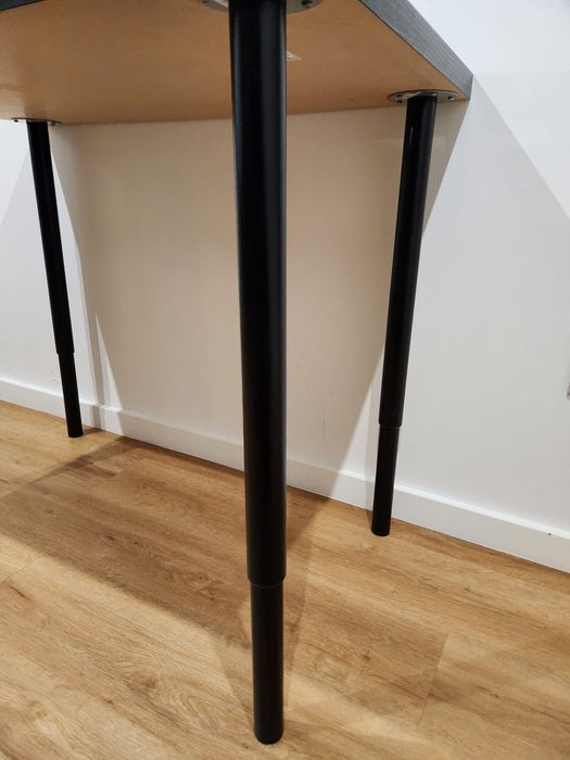 Secretária IKEA com pernas ajustáveis