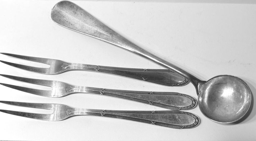 3 garfos de ostras/caracoís e uma pequena concha WMF c banho em prata