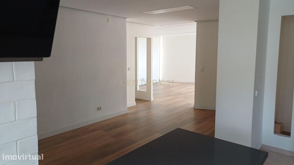 Apartamento T4 remodelado e com varandas frente ao Spacio Shopping dos