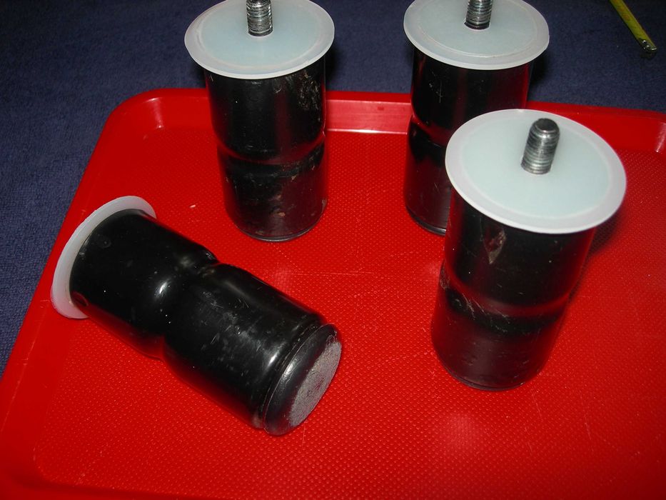 Pés de moveis metal.