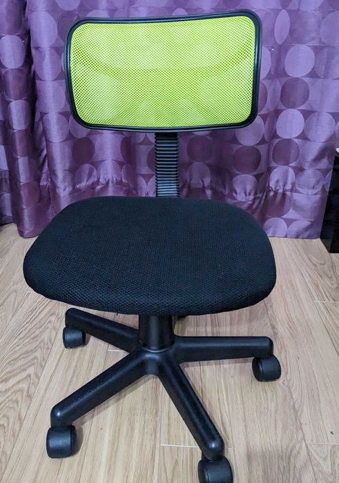 Cadeira Criança c/ assento Elevatório - Com Rodas - verde