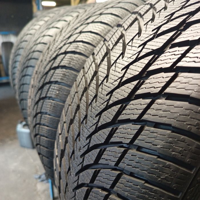 225/40R18 Nokian WR Snowproof