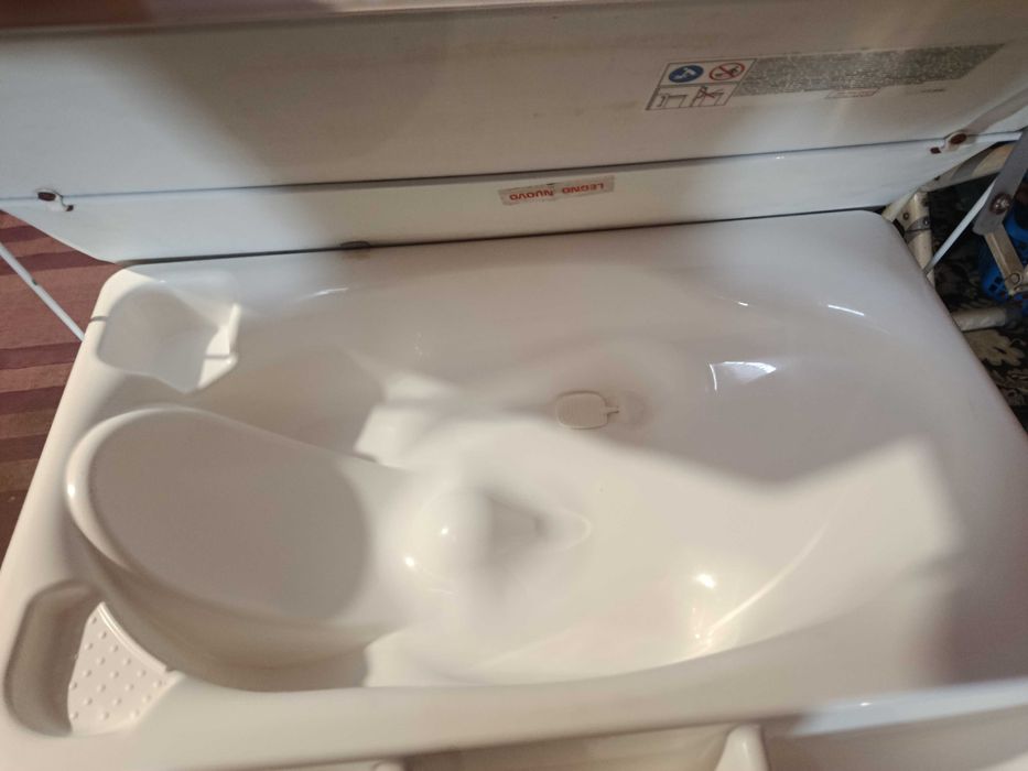 Muda fraldas com banheira e armário