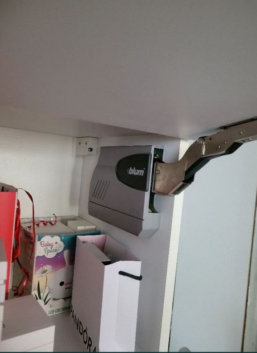 Тумба  белая навесная настенная