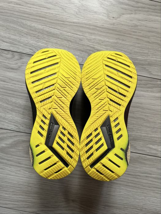 бігові кросівки Brooks Levitate 4