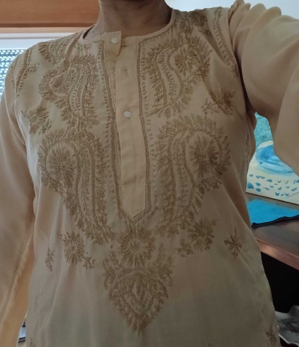Roupa de mulher em bom estado.