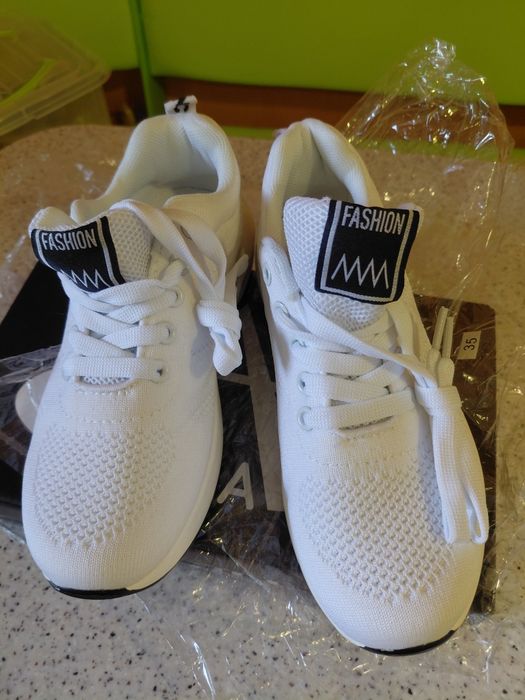 Кроссовки женские новые