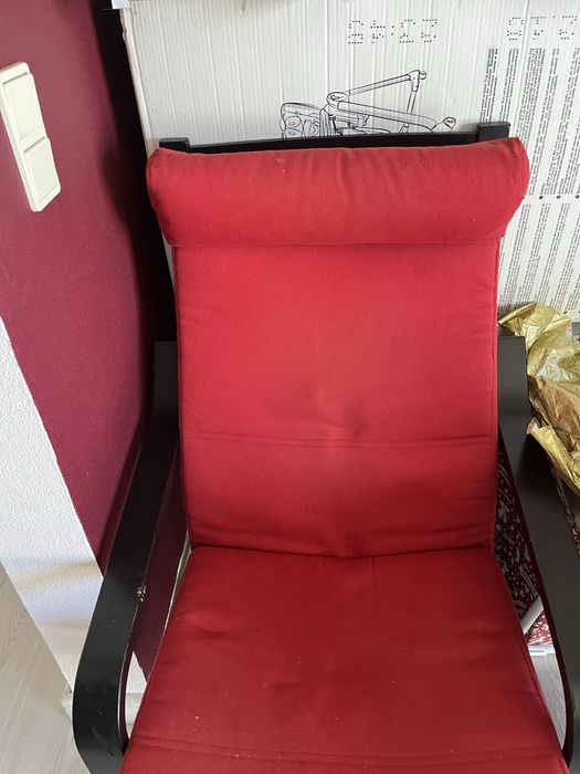 Poltrona e pousa pés Ikea vermelha usados