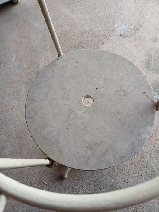 Estrutura de lavatório antigo em ferro