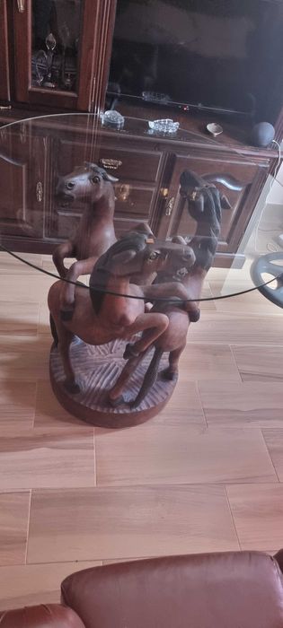 Mesa de madeira Maciça Artesanal esculpida à mão com tampo de vidro