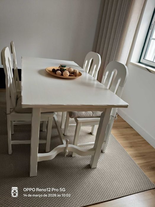 Conjunto mesa de jantar e cadeiras