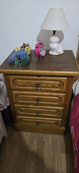 Vendo cómoda e duas mesas de cabeceira