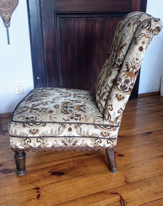 Piekny antyczny fotel