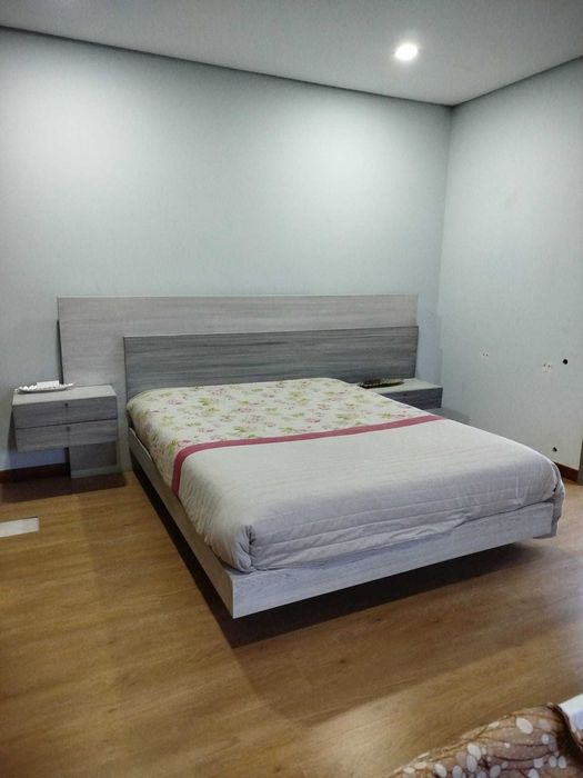 Cama casal com mesinhas de cabeceiro