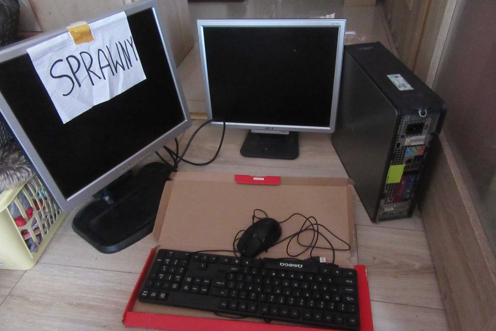 zestaw 3 monitory i komputer