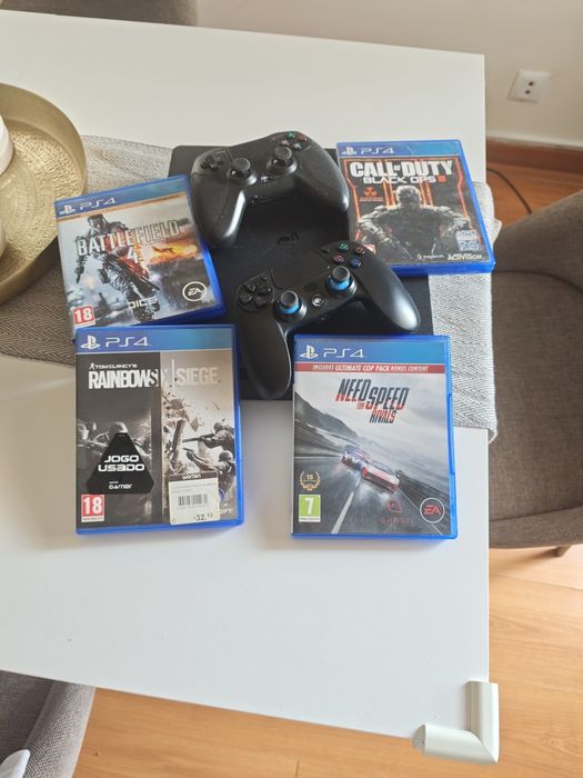 PlayStation 4 com 4 jogos