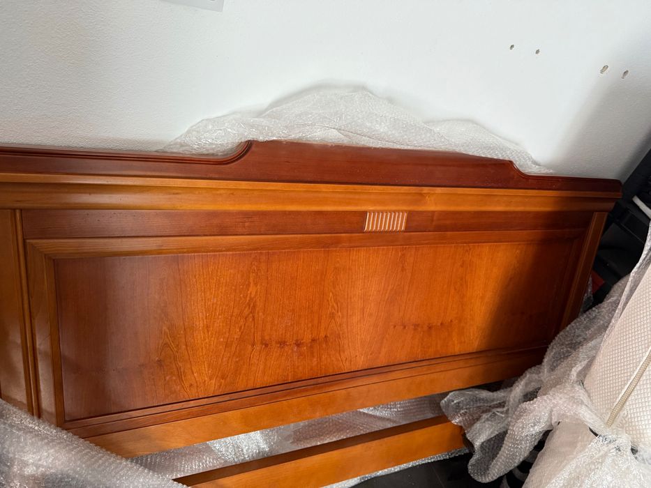 Cama em cerejeira com colchão
