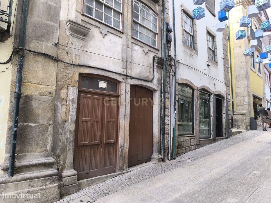 Prédio de 4 pisos, com varandas, no centro histórico da cidade de Chav