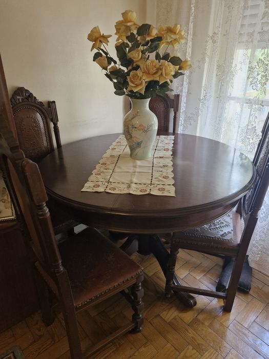Vendo mesa de sala extensível com 6 cadeiras