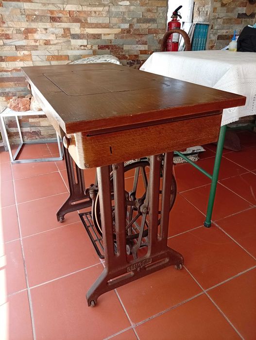 Máquina de costura Singer antiga