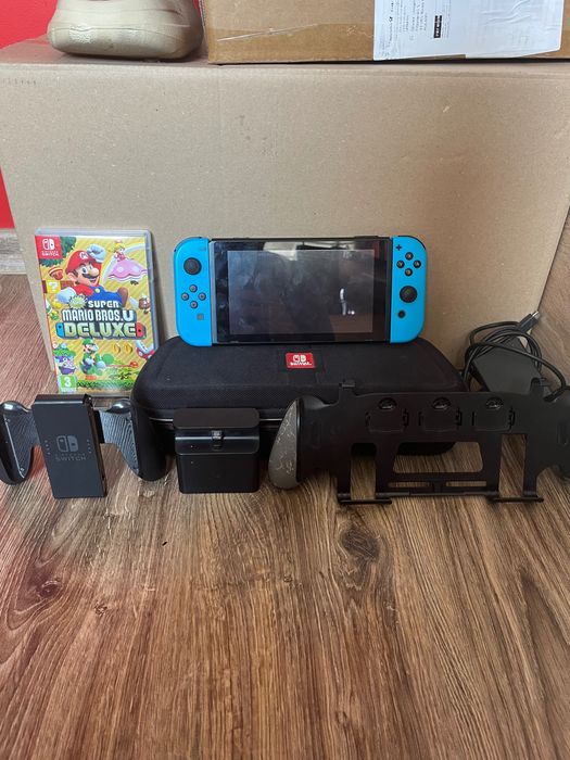 Nintendo Switch i caly zestaw + Super Mario Deluxe i Fifa 23