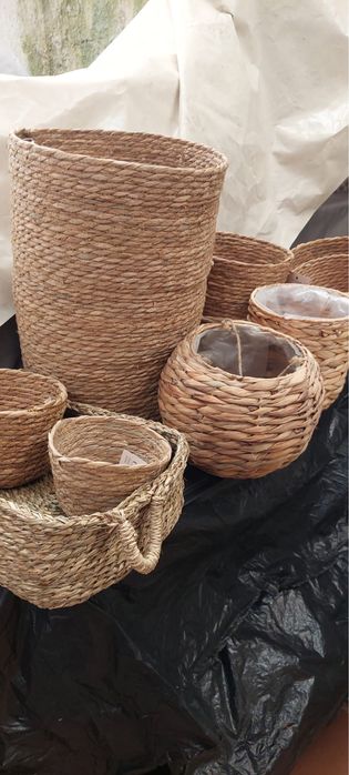 Cestos e jarras de decoração