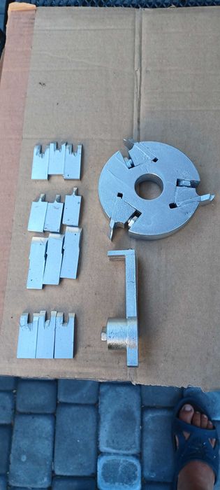 Sprzedam wałek do piły  wraz  z głowicą  do frezowania  boazerii