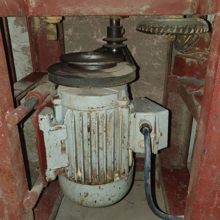 Frezarka stołowa do drewna