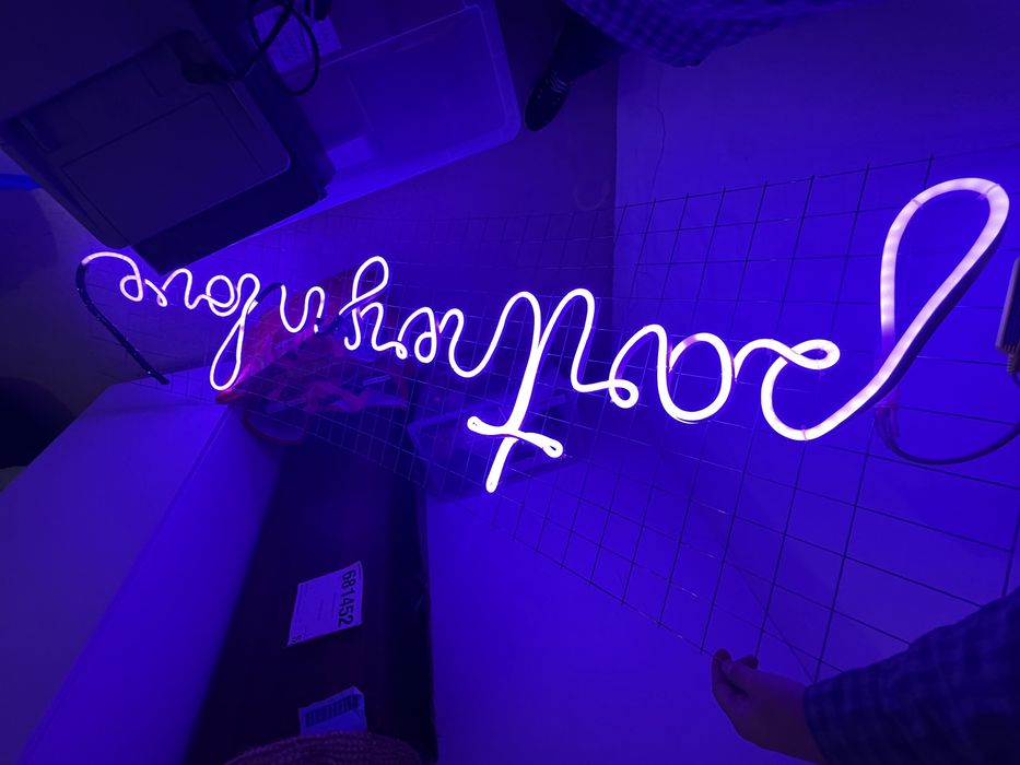 Letreiro Neon LED “Partners in Love” – Roxo/Rosa | Decoração Moderna
