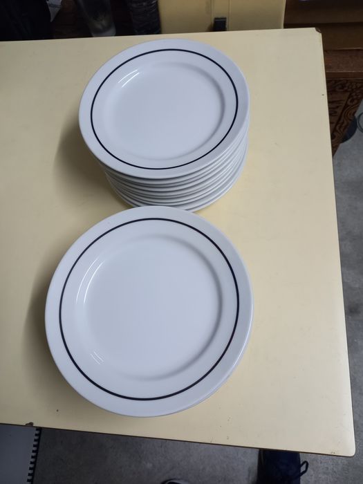 Pratos de sobremesa, ladeiros, sopa e travessa