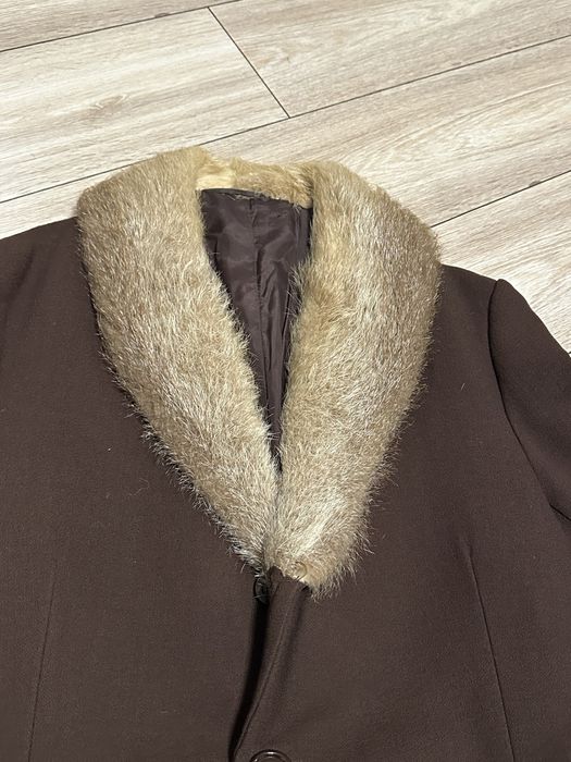 Męski płaszcz vintage z futrzanym kołnierzem