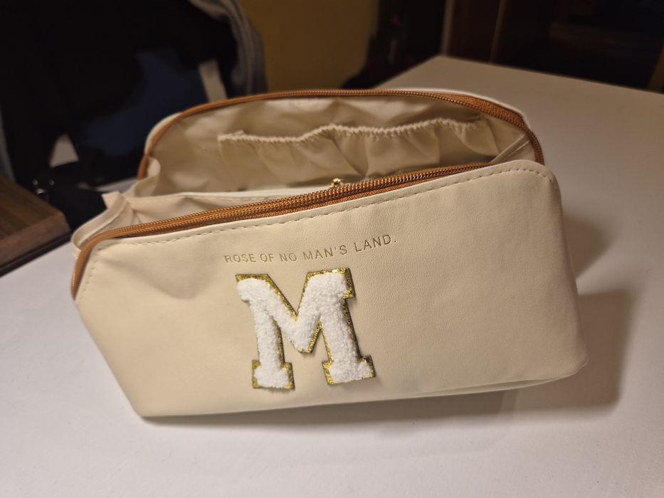 Kosmetyczka z literą M