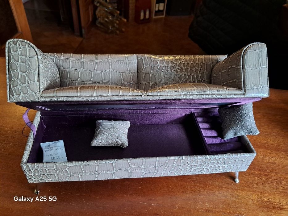 Guarda jóias em forma de sofá