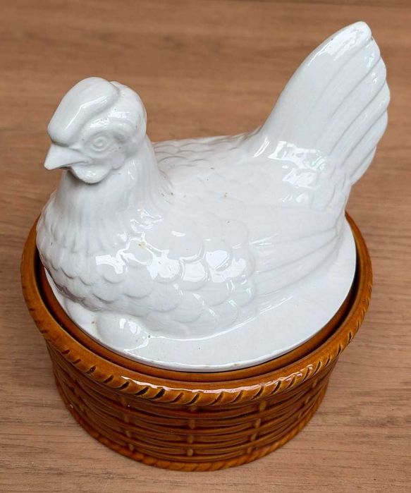 Terrina em faiança tradicional das caldas da rainha (galinha)