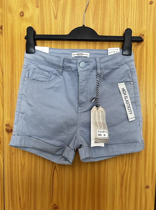 Calções de ganga. Realçam silhueta. Novos.