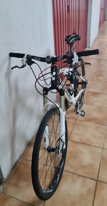 Bicicleta  cube rodas de estrada