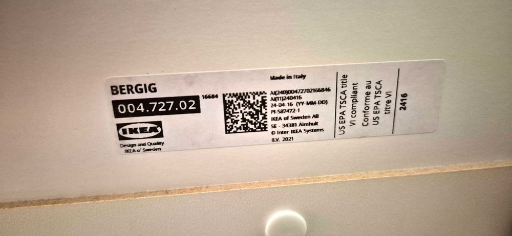 Vendo estante infantil IKEA BERGIG para guardar livros.