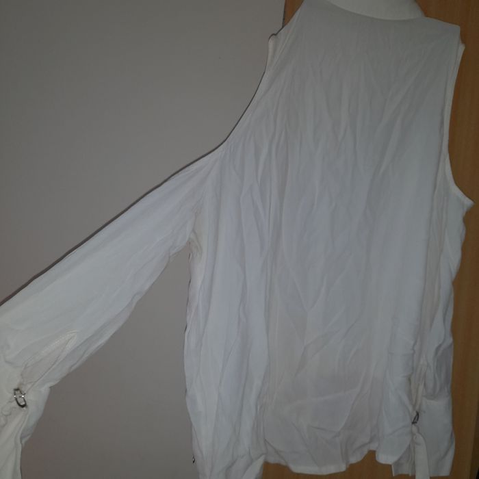 Camiseiro branco, aberto nos ombros