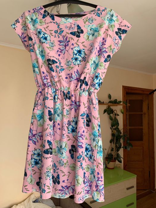 Яскрава літня сукня