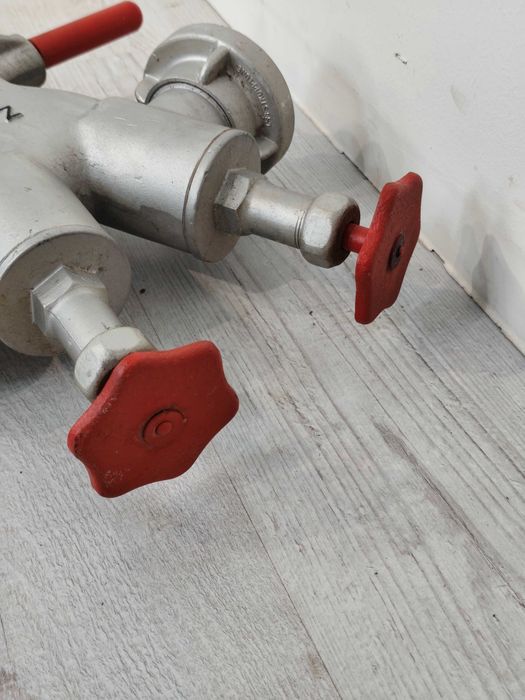 Stojak Hydrantowy Podwójny 2x75 – Armatura Pożarnicza