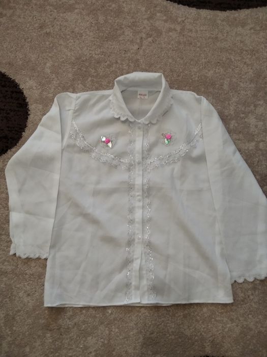 Продам білу блузу. Блуза підійде для дівчинки 10-11 років.